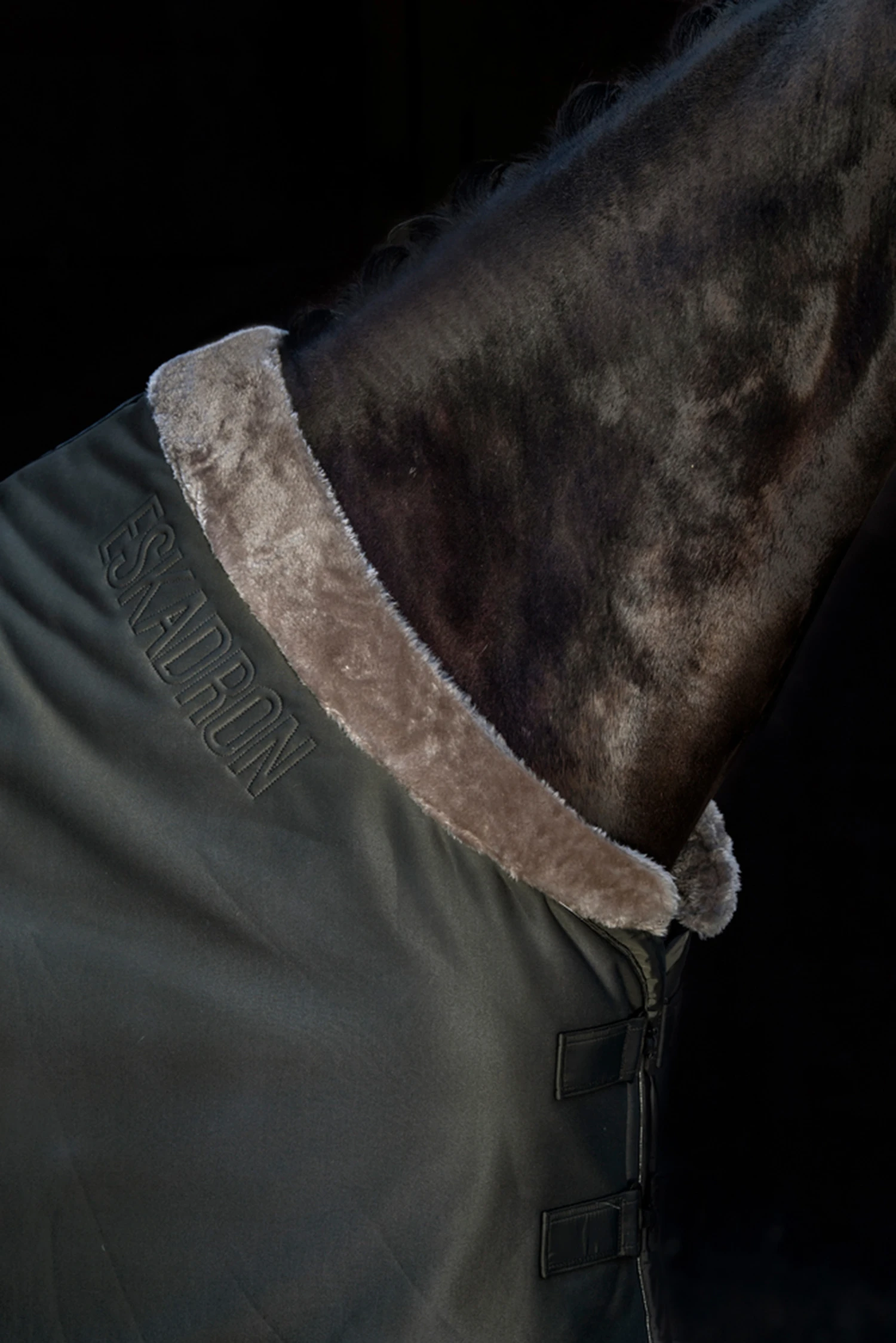 Eskadron Essence 22/23 Jersey FauxFur Abschwitzdecke – Bild 4